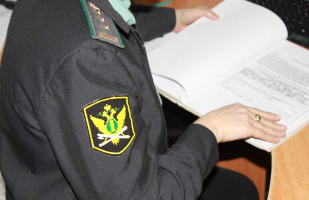 Житель Ачинска пытался сбежать от пристава в окно