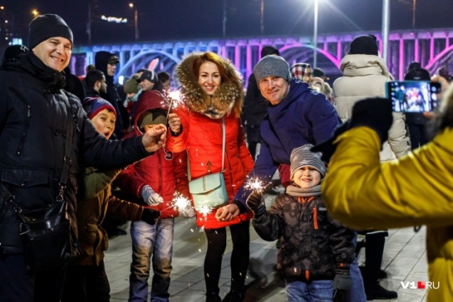 За столом сидеть тоже в маске? Роспотребнадзор рассказал, как провести новогодние праздники