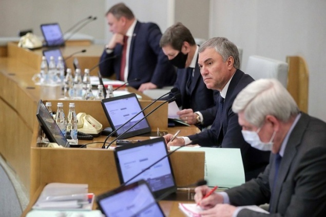 Госдума поддержала законопроект о штрафах для чиновников за оскорбление людей