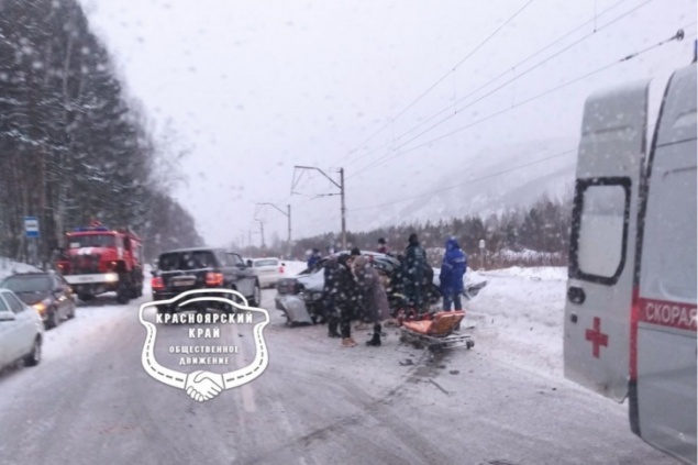 В лобовой аварии на занесенном «тещином языке» погиб пассажир иномарки