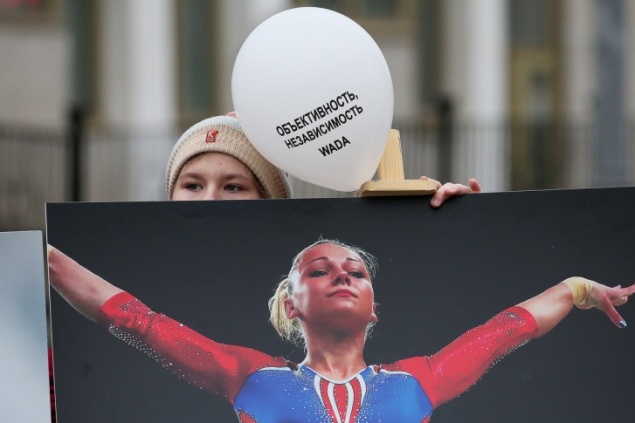 Российским спортсменам на два года запретили выступать под своим флагом