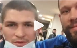 «Привет вам от Хабиба!»: красноярский боец MMA Владимир Дайнеко встретился со знаменитым чемпионом
