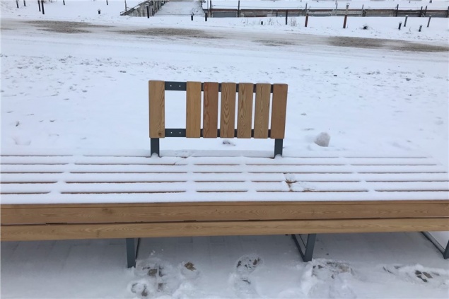 «Подтвердилось то, чего мы опасались»: скамейки в парке красноярского Солнечного оказались сделаны не из того дерева