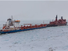 На севере Красноярского края судно без разрешения заплыло в Енисей и застряло там во льдах