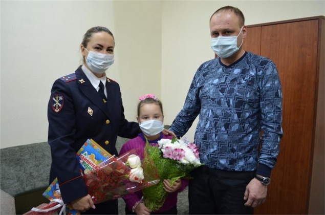 «Считает своим ангелом-хранителем»: в Хакасии наградили полицейского психолога за спасение маленькой девочки