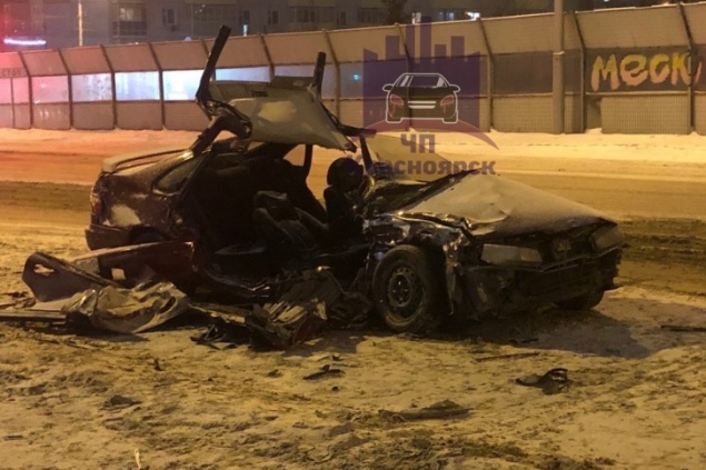 На Мужества водителя седана занесло под встречное авто: его зажало в салоне с переломанными ногами