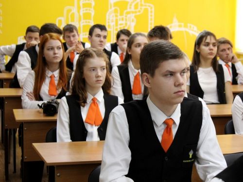 Школьники Ачинска приступили к очным занятиям в образовательных учреждениях города