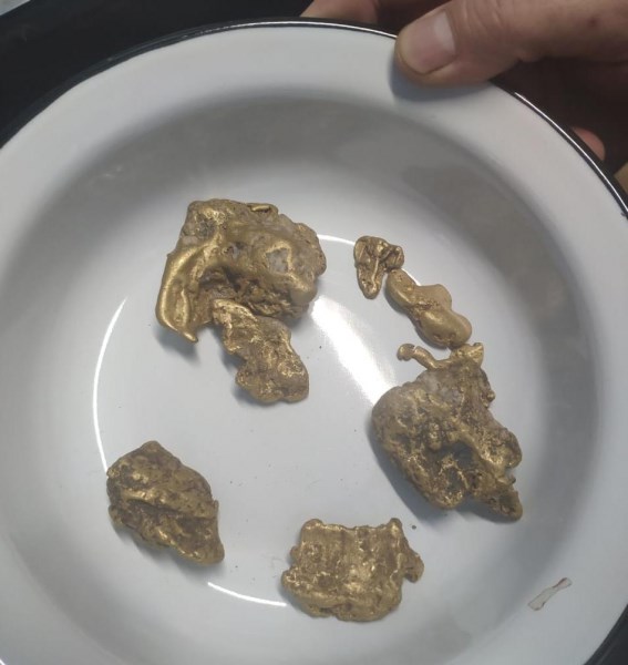 Житель Северо-Енисейского района незаконно добыл золото и слепил из него пять огромных крестов. Оставили на свободе