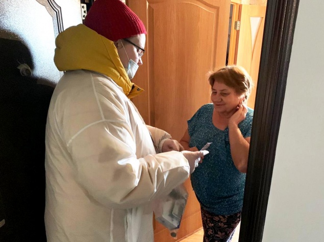 Гражданам старше 65 лет продолжают оказывать «Адресную помощь»