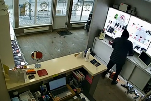 Мужчина спокойно своровал ноутбук на глазах у сотрудницы ломбарда