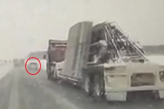 «Под колесами был зеркальный лед»: разбираем с экспертами страшную аварию с панелевозом на трассе