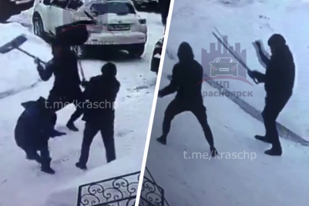 В центре Красноярска водитель отлупил дворников их лопатой
