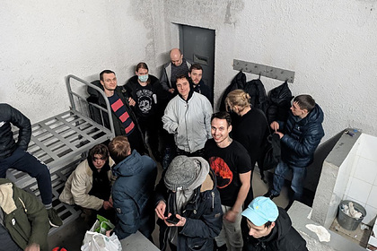 Главреда «Медиазоны» и еще 27 человек отправили в восьмиместную камеру