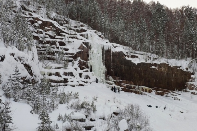 Для спортсменов, фотосессий и катаний с горы: у гранитного карьера готовят ледяной водопад