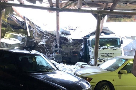 Крыша автостоянки обрушилась под натиском снега в Норильске