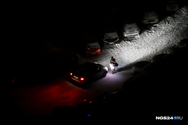 Бдительный таксист спугнул двоих убийц, выбрасывающих ковер с трупом в мусорку