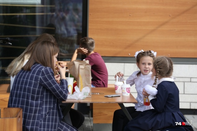 Уберите их подальше: 5 вредных продуктов, которыми мы кормим детей