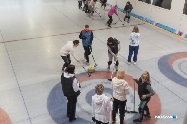 В Красноярске прошел турнир по керлингу среди онкобольных. Это важно для психологической поддержки пациентов