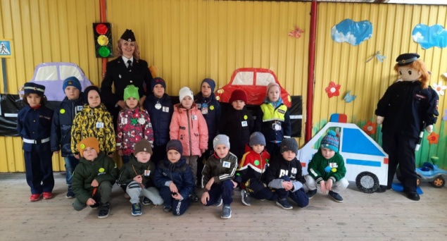 В Ачинске Госавтоинспекторы проводят обучающие практикумы с детьми на тему «Шлем – всему голова»