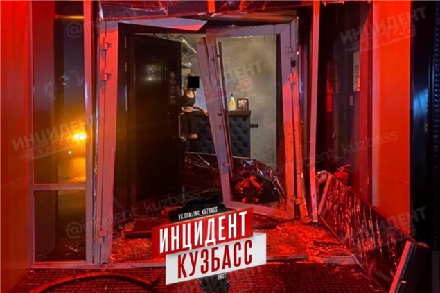 В Кемеровской области мстительная автоледи протаранила двери ночного клуба. Там отдыхал ее муж