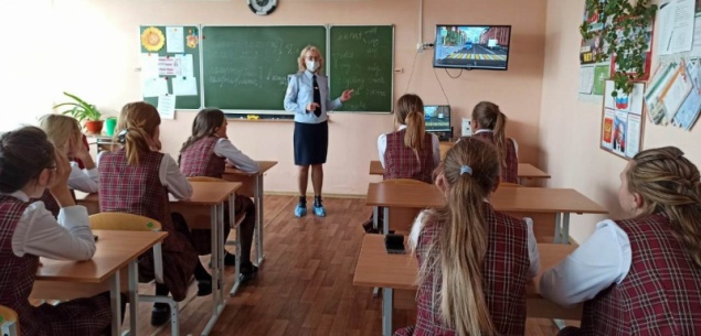 Госавтоинспекторы в Ачинске проводят уроки дорожной безопасности для подростков