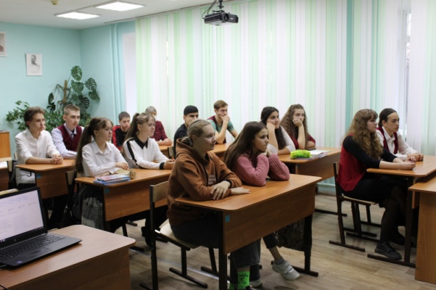 В Ачинском районе в преддверии каникул полицейские и врачи проводят беседы со школьниками