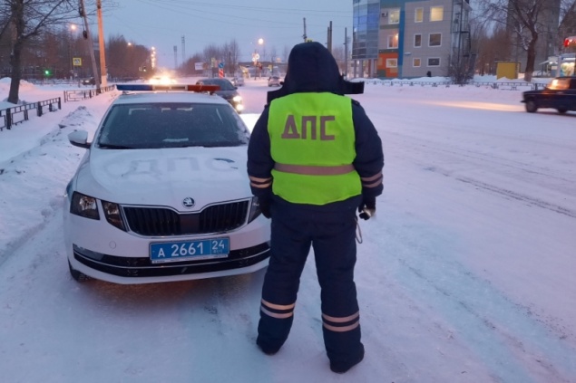 Дорожные полицейские в Ачинске напомнили водителям и пешеходам о правилах дорожного движения