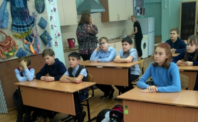 Полицейские Ачинска в преддверии новогодних каникул проводят встречи со школьниками