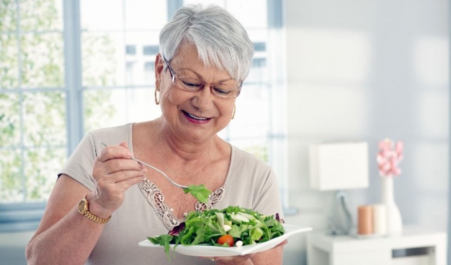 Названы самые вредные пищевые привычки для пожилых людей