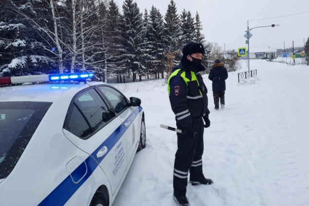 Госавтоинспекторы в Ачинском районе напомнили сельчанам о дорожной безопасности