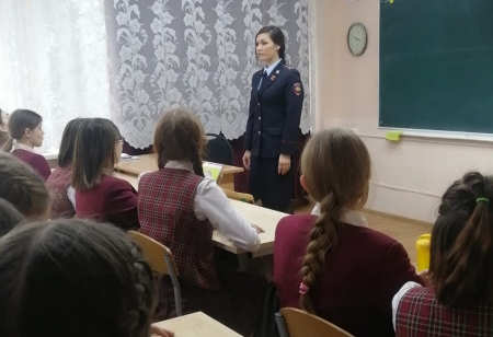 Ликбез по дорожной безопасности провели ачинские полицейские для воспитанниц Мариинской гимназии