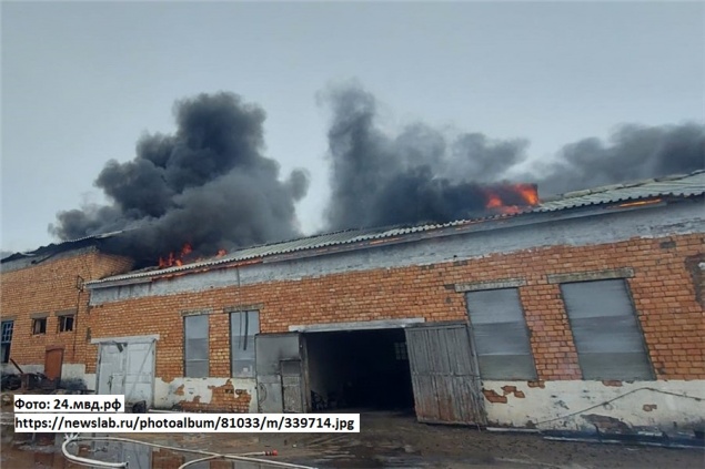 В Назаровском районе загорелся гараж крупного сельхозпредприятия