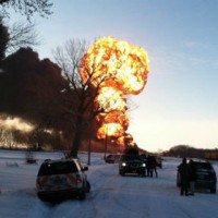 В США сошел с рельс поезд с нефтью