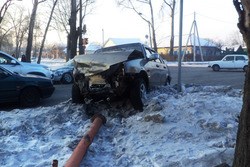 В Абакане молодой водитель устроил ДТП и сломал светофор