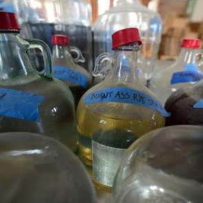 Выпитая на спор бутылка виски убила непальца