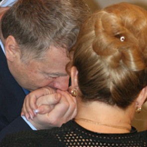 Жириновский провел в Госдуме инструктаж по поцелуям