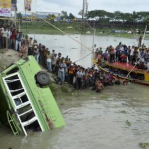 В Бангладеш разбился автобус с младшеклассниками