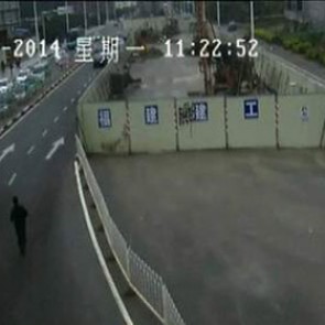 Китаец сумел догнать и остановить потерявший управление автобус