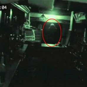 В старейшем британском пабе сняли на видео «призрака»