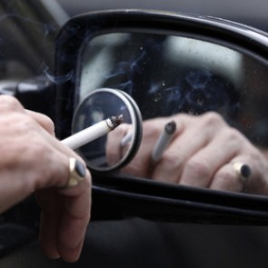 Депутаты предложили запретить курение в машине при детях