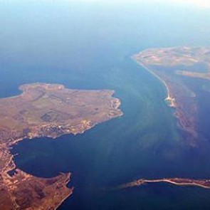 Путин велел построить два моста через Керченский пролив