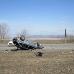 По вине злостного нарушителя на трассе в Хакасии несколько раз перевернулся ВАЗ, погиб пассажир