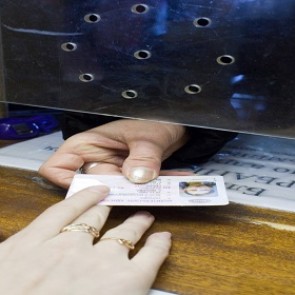 В России начали выдавать водительские права нового образца