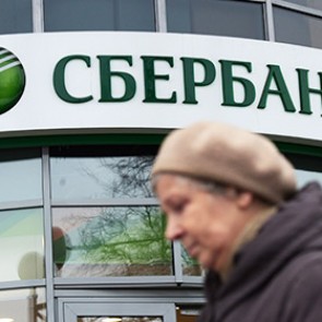 Сбербанк перестал выдавать населению валютные кредиты