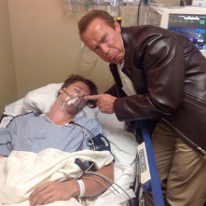 Шварценеггер сфотографировался рядом с лежащим без сознания сыном