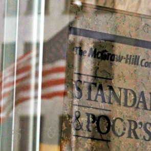 S&P снизил рейтинг банка ВТБ и шести крупнейших российских монополий