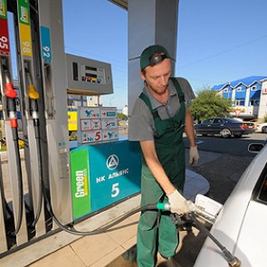 Оптовые цены на бензин подскочили в марте на шесть процентов