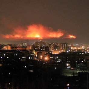 На территории сгоревшего склада в Забайкалье нашли автомобиль с десятью погибшими