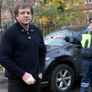 Александр Емельяненко снес фонарный столб на автомобиле