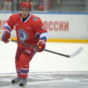 Путин сыграл в хоккей на турнире в Сочи